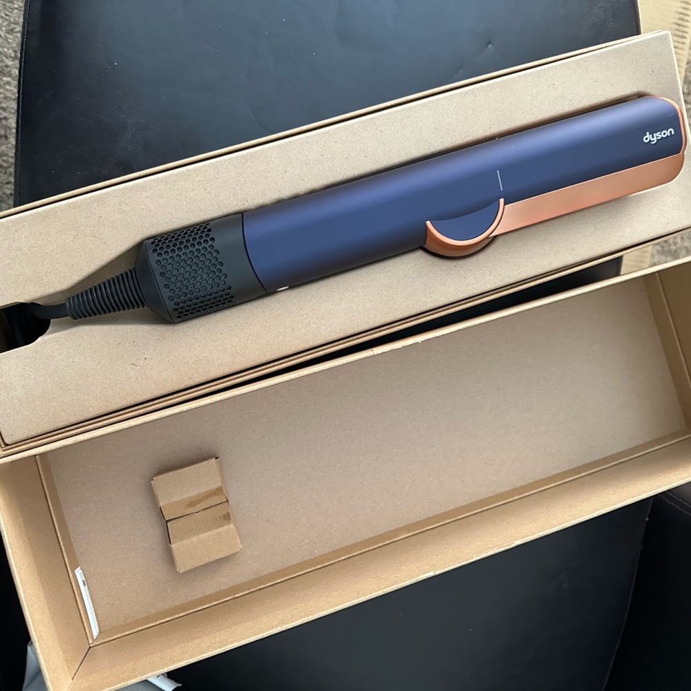 NIB Dyson Airstrait